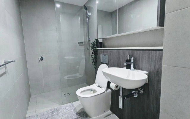 Elegant 3-bed 2-bath, balcony, with pool included, NO PARTIES!