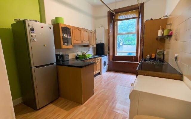 Large Glasgow South Family Home - Free Parking