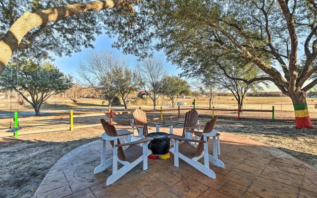 Private Pool: Spacious & Vibrant Argyle Villa!