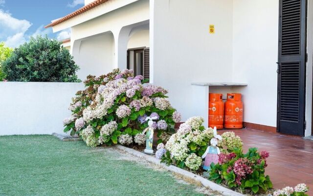 Soothing Holiday Home in Ferrel near Baleal Island