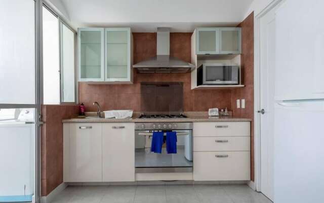 Sunny and Spacious PH Near Santafe Shopping Mall