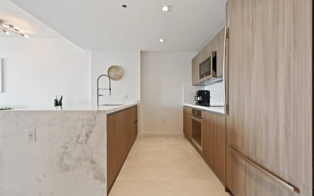 Top Fort Lauderdale Condo 7th Floor - Private and Sanitized, Hotel Amenities, Free Parking for Stays Over 27 Days, 400 ft From the Beach. Hosted by Super Host!