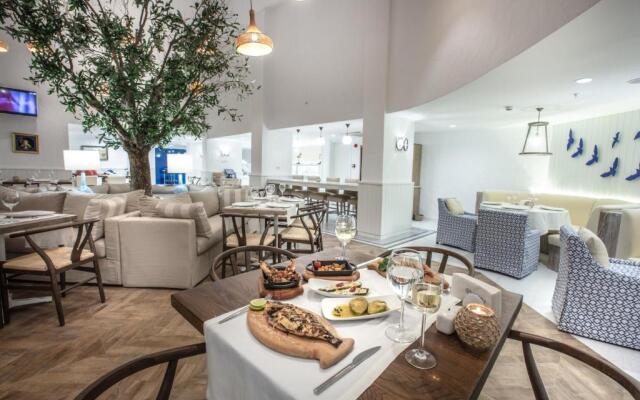 Charisma De Luxe Hotel