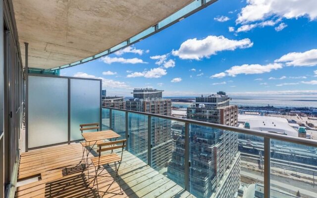 Panoramic Lakeview in a Luxury Downtown Oasis