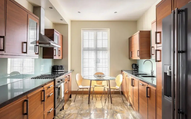 Park Lane 4-bed Mayfair Family House