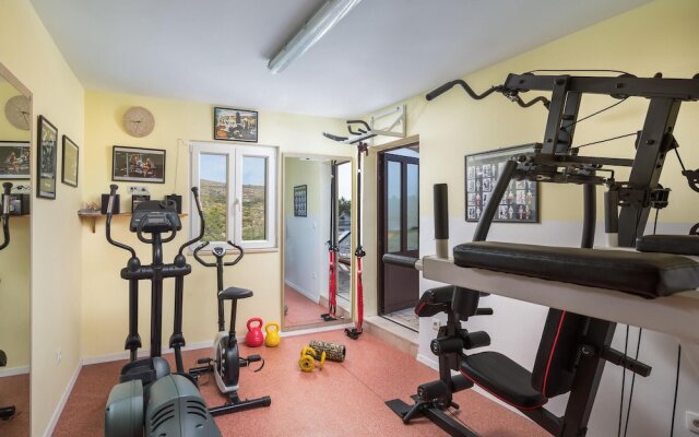 Amazing Home in Milna With 6 Bedrooms, Wifi and Outdoor Swimming Pool
