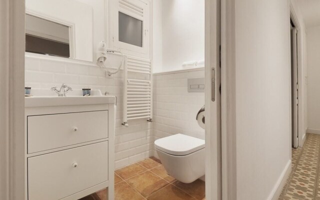 Welcoming 2 Bed With Balcony In Gracia