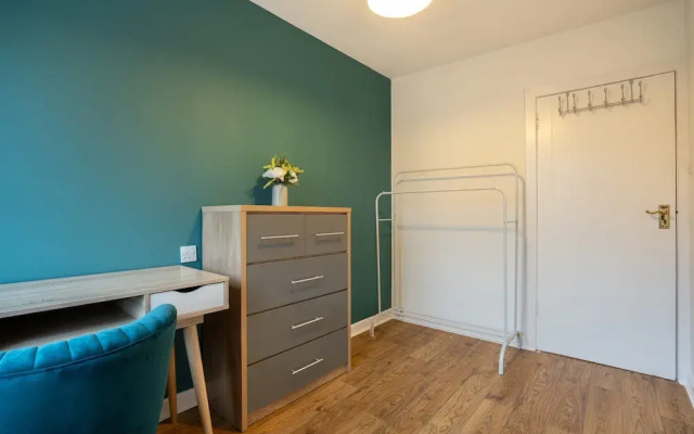 Large-2 Bed House-free Parking