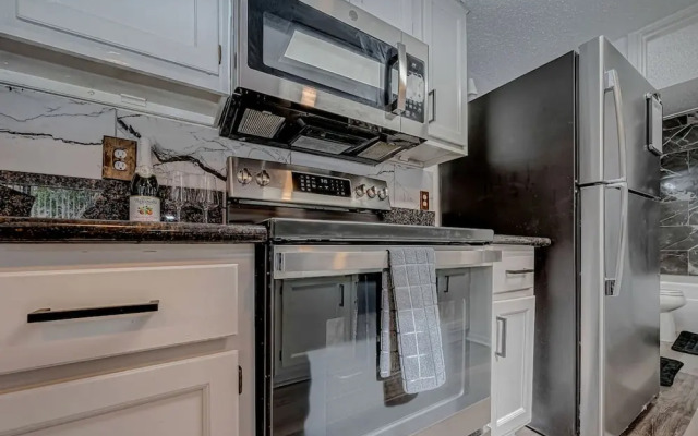 Upscale 1BR Condo in Med Center