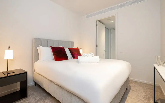 Sensational Two-bedroom Apartment by the River