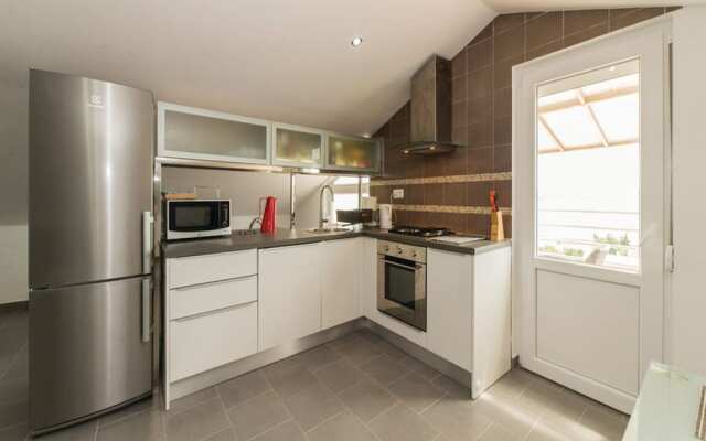 Spacious Villa in Maslenica with Swimming Pool