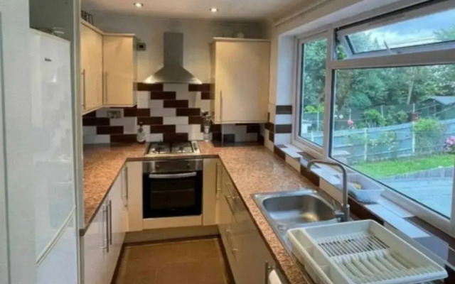 Lovely 4-bed Apartment in Harrow