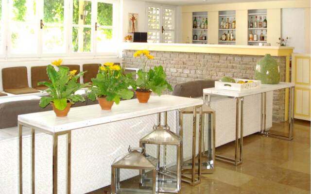 Adamantia Hotel