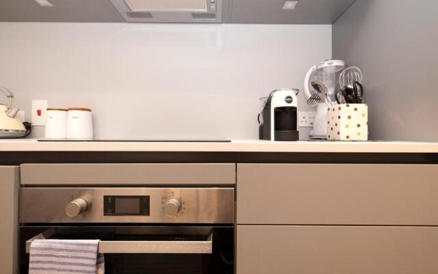 ALTIDO Sophisticated and Bright 4BR apt near Edinburgh Castle