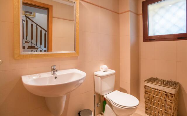 Traditional Townhouse in Vila Sol by Ideal Homes