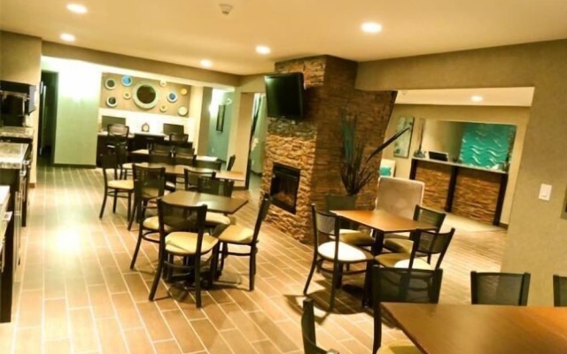 Stoughton Western Star Inn & Suites