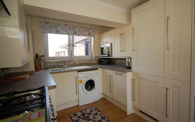 Broxbourne Two-Bedroom Apartment Close To Amenities