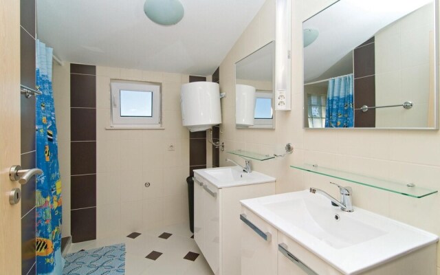 Beautiful Home in Sevid With Wifi and 4 Bedrooms