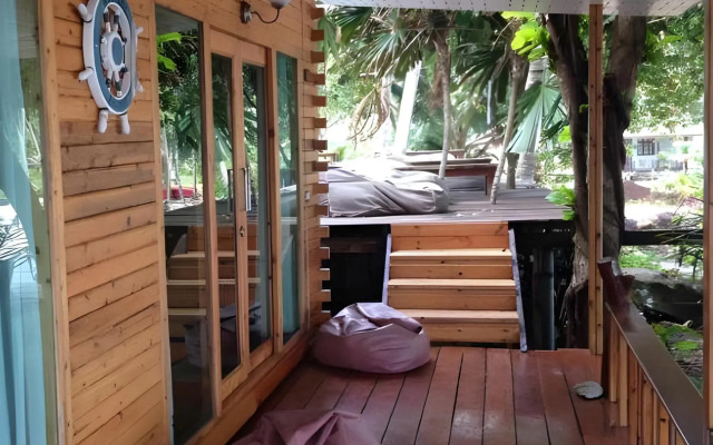 Check In & Chill Out Laem Sok Pier