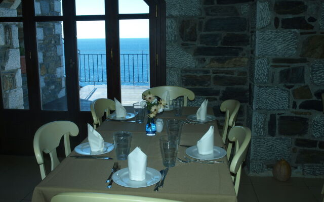 Porto Mani Suites