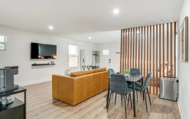 Stylish Lakeland Studio w/ Workspace