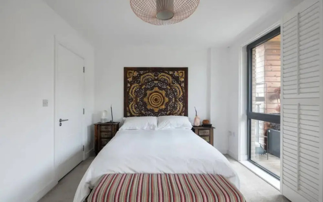 Stylish 2BD With Views of the River Lea