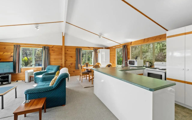 Seaview, Sun and Surf - Piha Holiday Home