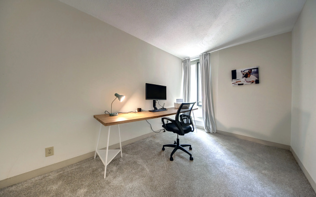 Upscale Apt with Private Work From Anywhere Office