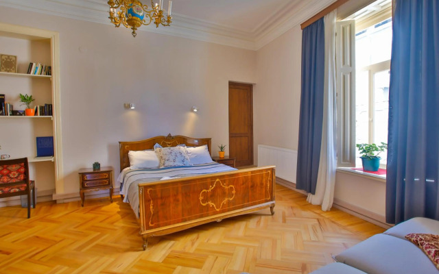 Entire apartment hosted by Keti