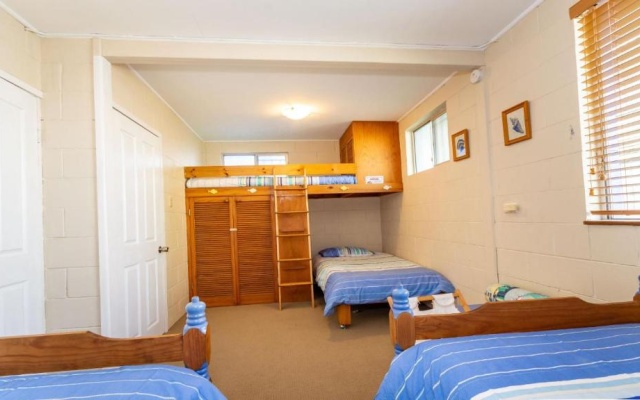 Bribie Beach House, Waterfront directly across the road - Solander Esp, Banksia Beach – Guest Rooms – Banksia Beach
