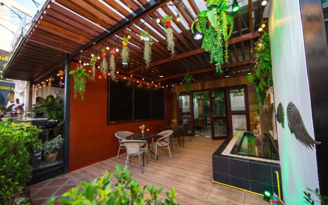 Lao Lao Cafe and Hostel