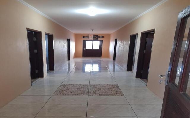 SPOT ON 91616 Kharisma Guest House