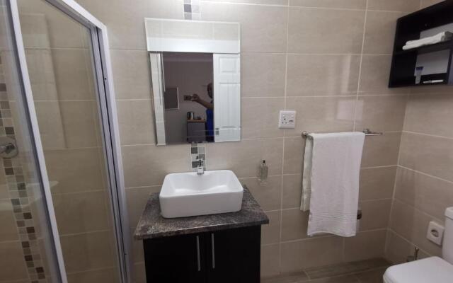 Lucolo Palace B&B - East London