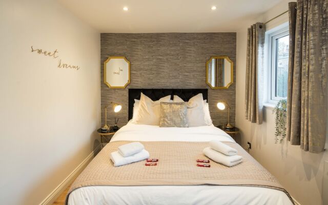 Charming 2-bed House in Central