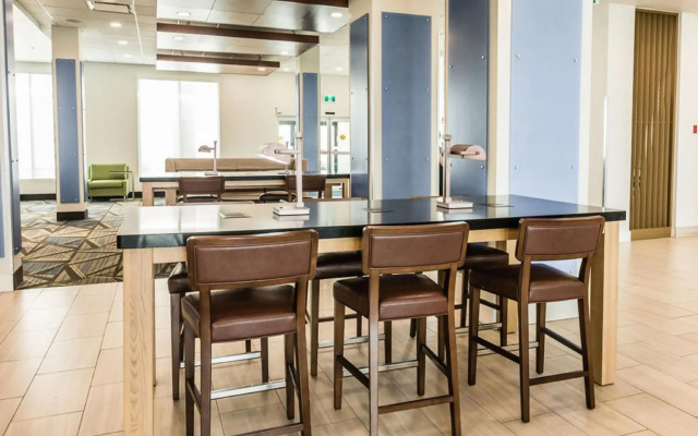Holiday Inn Express & Suites Edmonton N - St. Albert by IHG