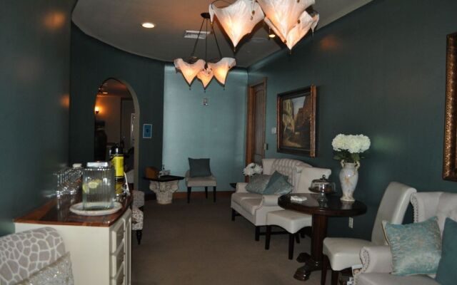 Carriage House Hotel