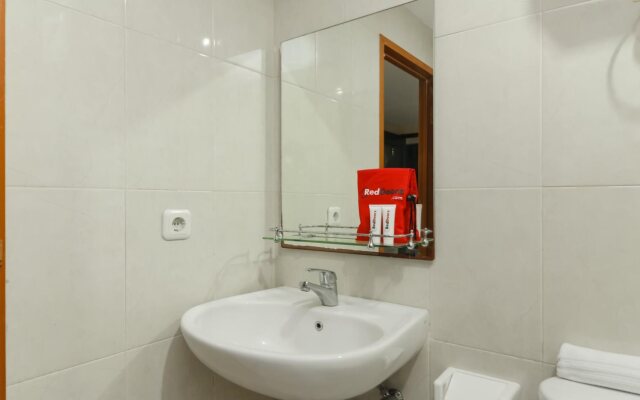 RedDoorz Plus near Harmoni Gajah Mada