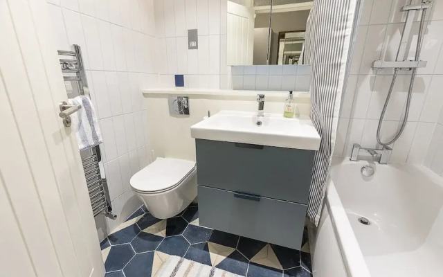 Modern 2BR Flat Minutes From Kensington Gardens