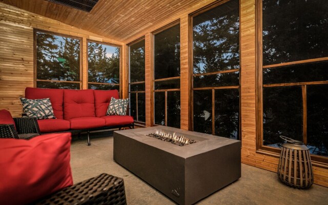 Dream 4-Br 4-Ba Chalet | Private Hot Tub | 2 min to Jasper National Park Gates