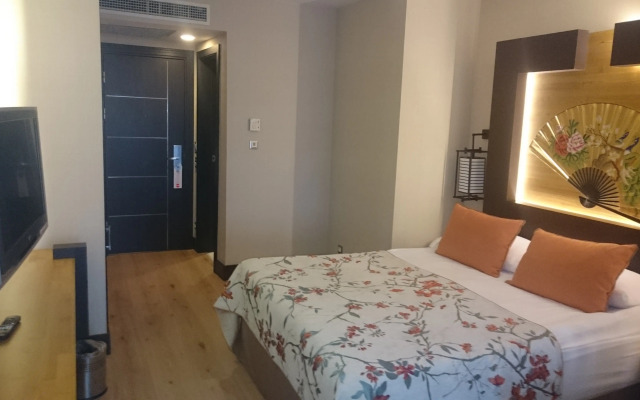 Limak Lara De Luxe Hotel and Resort