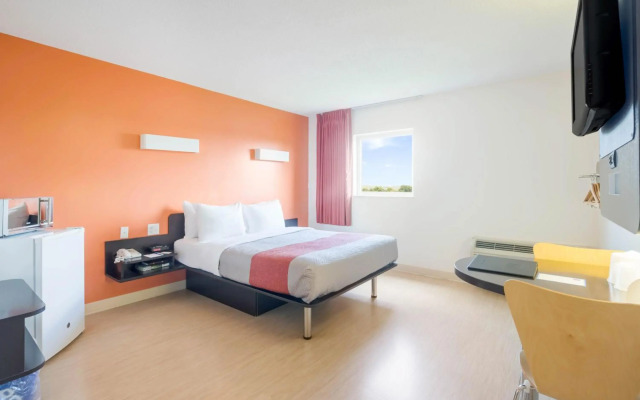 Motel 6 Kingston, ON