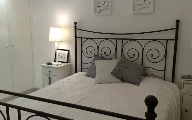White & Grey House (39721/AL)