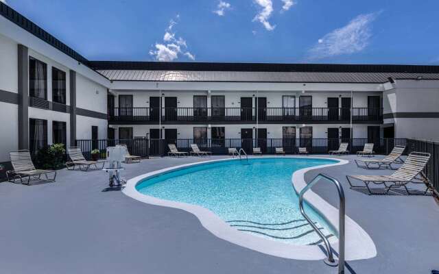 Days Inn & Suites by Wyndham Fort Bragg/Cross Creek Mall