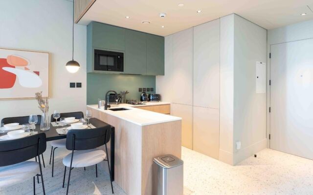 Sleek 1BR w Balcony in Business Bay