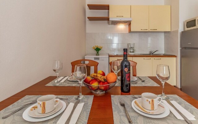 Lovely Apartment in Banjole near Beach & Town Center