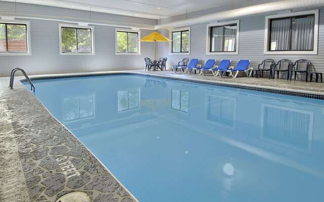 Super 8 by Wyndham Bridgeview of Mackinaw City