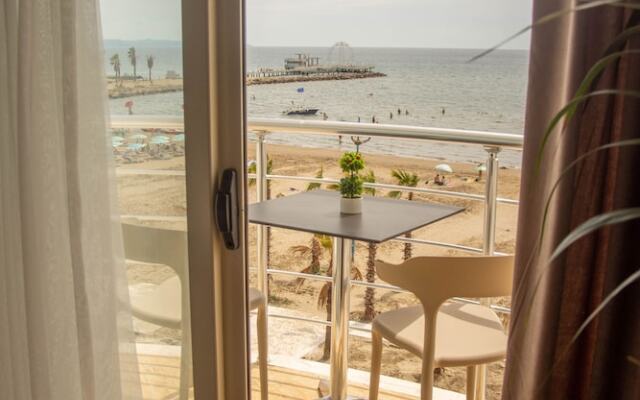 Wave Beachfront Apartments