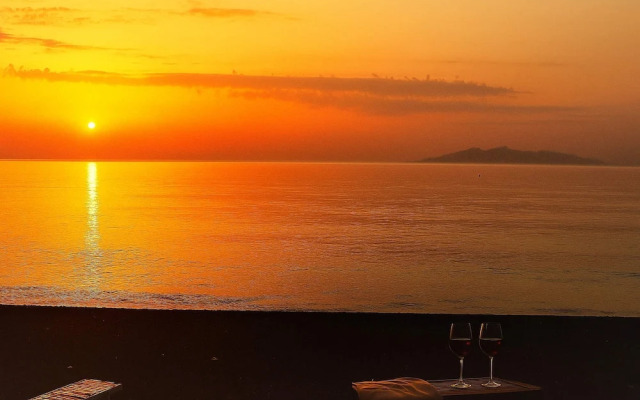 Golden Sunrise Suites - Santorini Family Suite