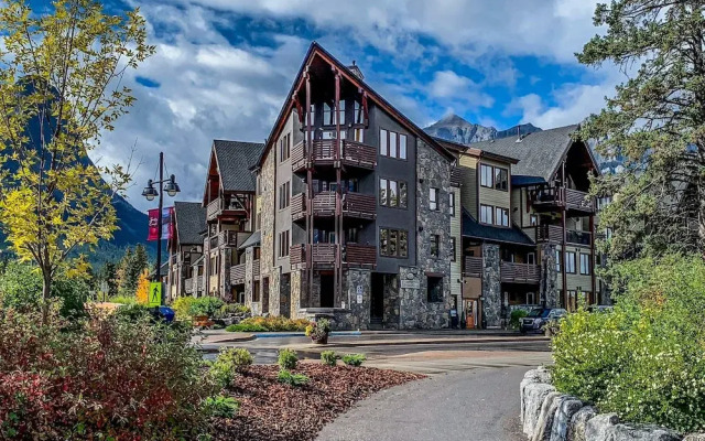 Rundle Cliffs Lodge by Spring Creek Vacation