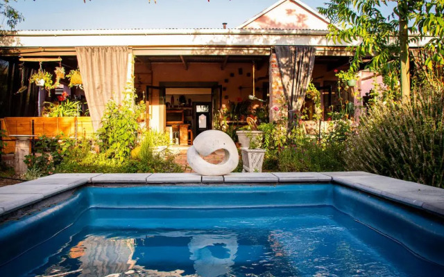 Ebonymoon Guest House and Studio